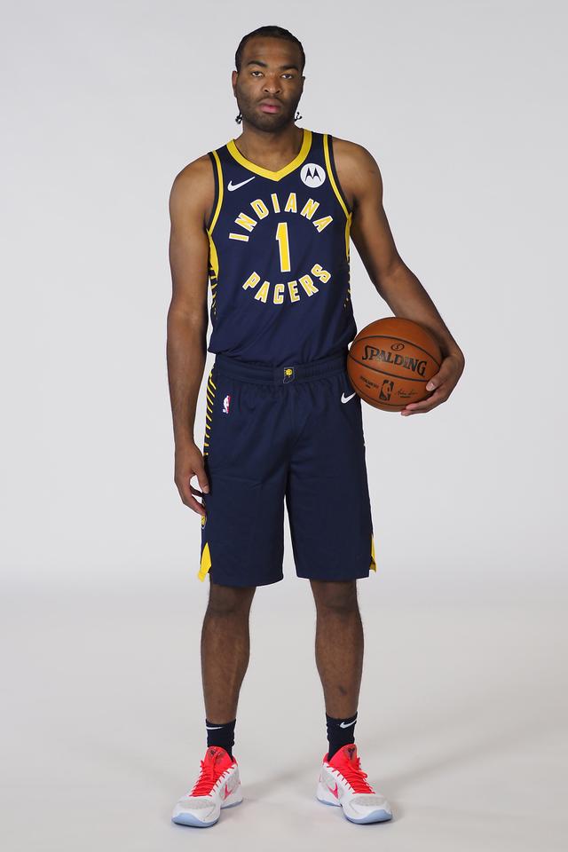 她通过出色 她通过出色