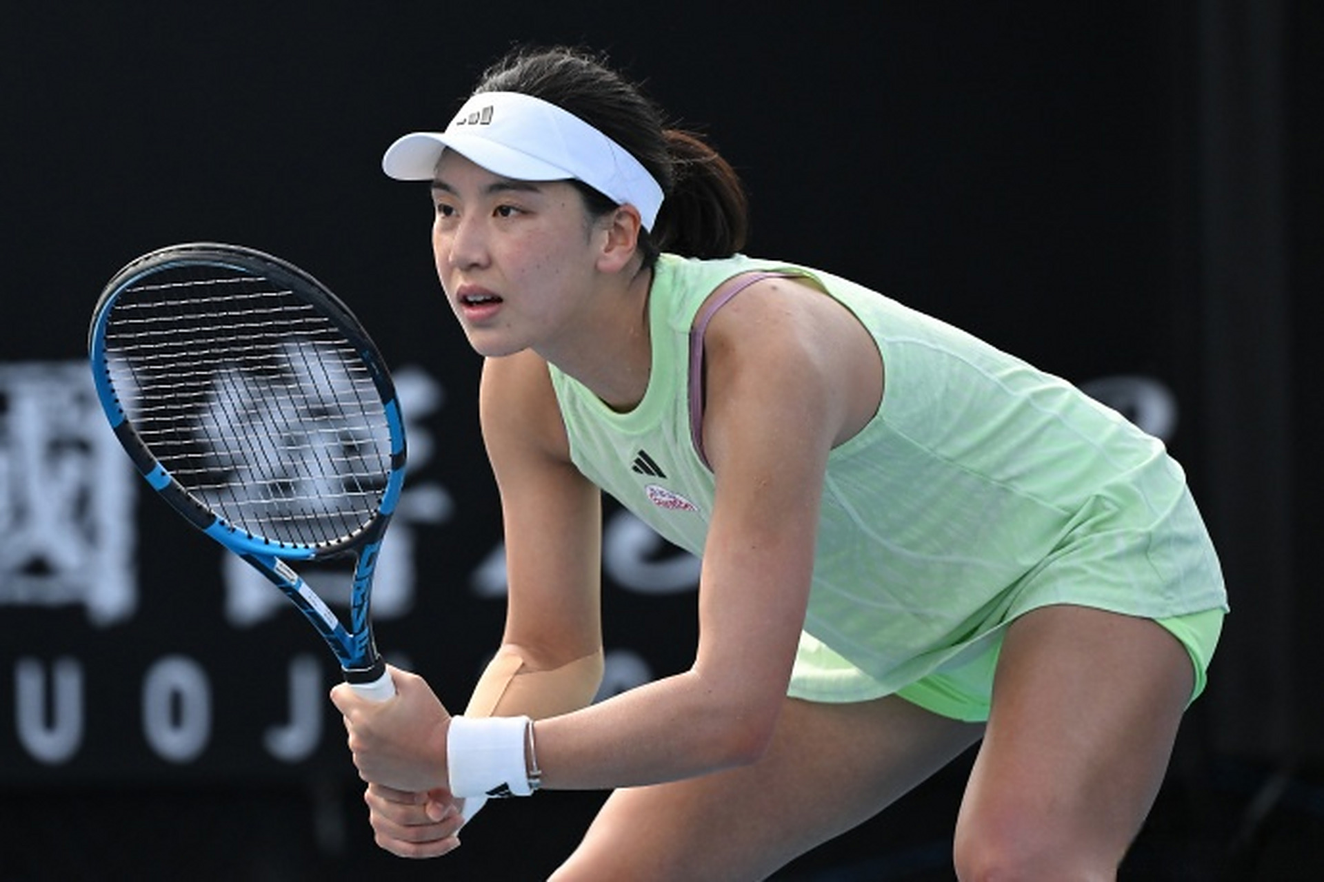 她通过出色 她通过出色